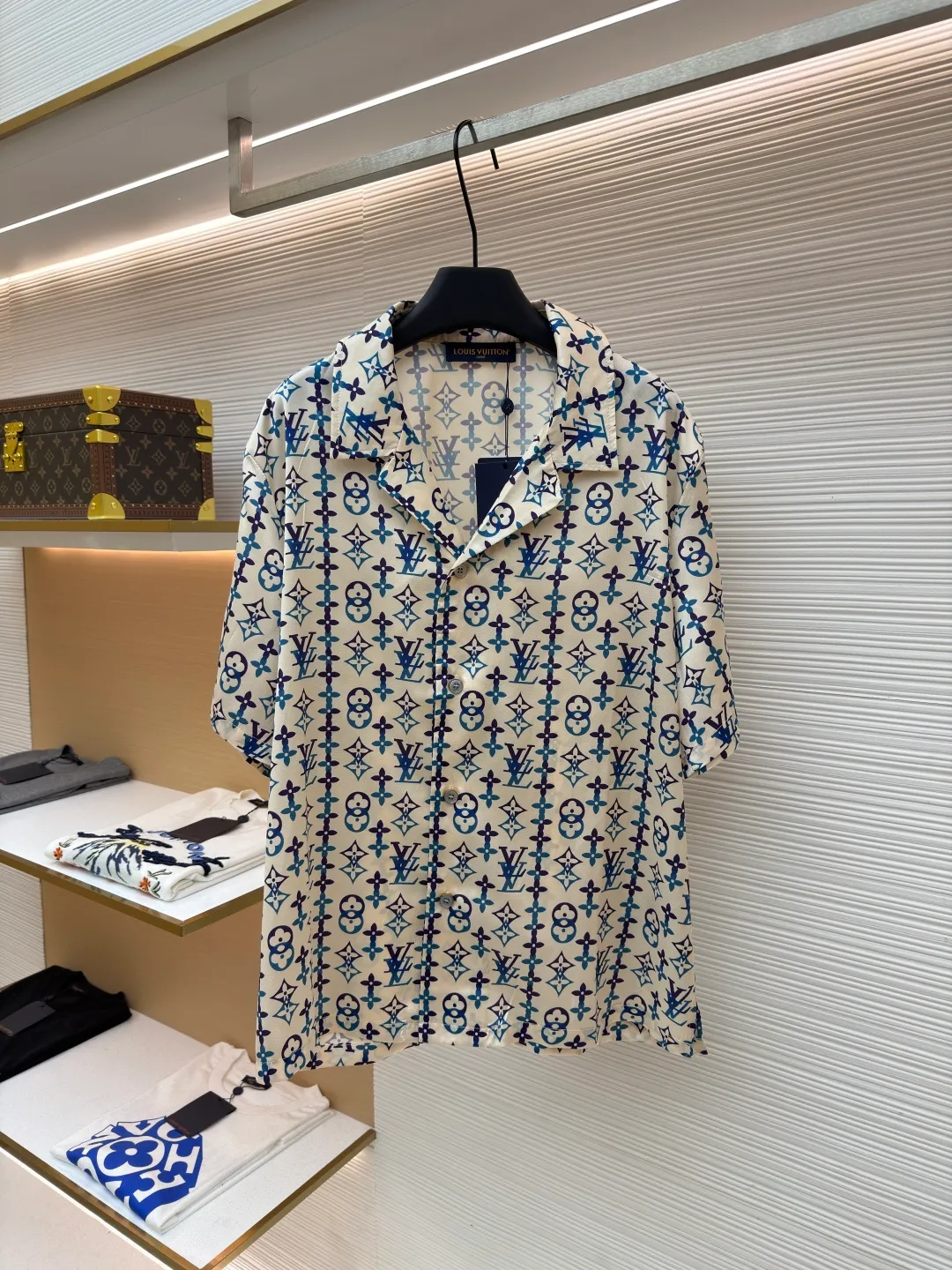 LOUIS VUITTON Overlap pattern printed mulberry silk short-sleeved shirt ●Original version: purchased and developed by 14997 ●Item number: 1682513-A50 ●Fabric: cotton fabric ●Technology: printing production ●Color: apricot ●Version: fitted version ●Weight: about 175 grams ●Size: S-M-L-XL ●Description: This LOUIS VUITTON's all-over presbyopia short-sleeved shirt is made of high-count silk blended fabrics. The fabrics are smooth and soft to the touch after pre-washing. They have good breathability and drape, and are comfortable to wear without restraint. The classic presbyopia pattern printed all over the body is made using digital direct printing technology. The colors are distinct and the pattern is precise. It is not easy to fade or smudge after high-temperature fixation treatment. The presbyopia elements are neatly arranged to show brand recognition. The shirt is designed with a Cuban collar, the neckline is smooth and natural, and the buttons at the placket are made of custom mother-of-pearl buttons, which have a warm and shiny texture. The overall cut is a loose silhouette, the shoulder joints are straight and fine, the cuffs are designed with short sleeve cuffs, customized accessories and three labels are complete, and the details and craftsmanship show the level of luxury. It is suitable for various wearing scenarios such as leisure vacations and daily outings. The overall wiring is straight and delicate, the fabric is comfortable and soft, and the color is consistent without color difference. It can be matched with the same style to create a fashionable look and control various occasions. Customized accessories, complete with three standards, same style for men and women!
